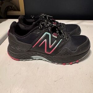 New Balance Women's Black and Pink Athletic Sneakers